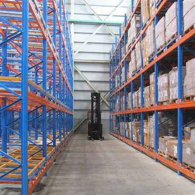 Nemin üç paletli derin itmeli palet rafları üzerindeki etkisi nedir?